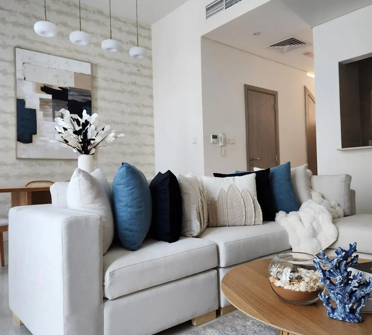 Апартаменты Nasma Luxury Stays - Lakeside Retreat, Stylish & Cozy Villa Stay Рас-эль-Хайма