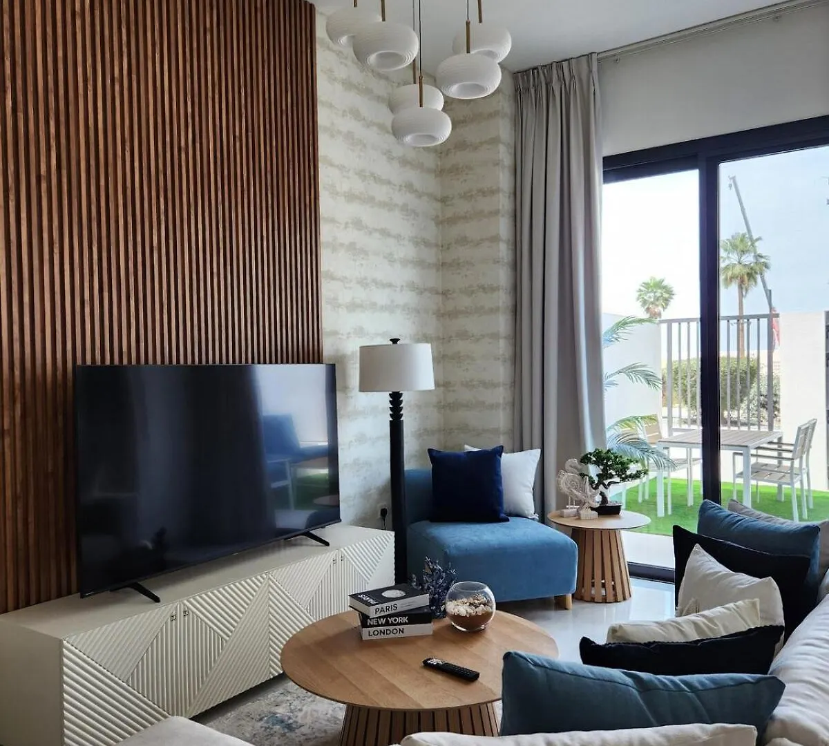 Апартаменты Nasma Luxury Stays - Lakeside Retreat, Stylish & Cozy Villa Stay Рас-эль-Хайма